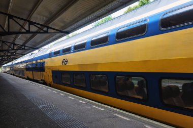 Haarlem, Hollanda, 5 Ağustos 2016: Tren kalkış zarif Art Nouveau mimarisi ile ünlü Haarlem Tren İstasyonu platform boyunca bekliyor