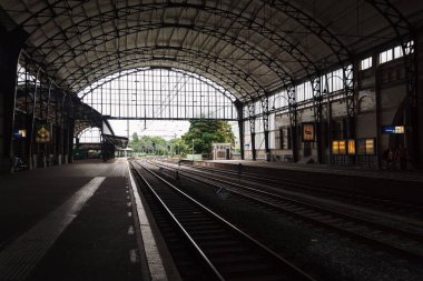 Haarlem, Hollanda, 5 Ağustos 2016: Sırlı tuğla zarif Art Nouveau mimarisi ile ünlü Haarlem Tren İstasyonu, doğal taş süsler ve parlak vernikli ahşap oymalar