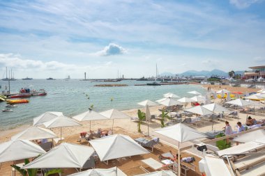 Cannes, Fransa, 15 Eylül 2018: Fransız restoranı La Plage Berriere görkemli Cannes beach üzerinde ait plaj Terası