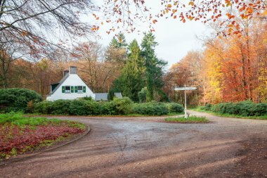 Doorwerth, Hollanda, 12 Kasım 2015: Gelderland il Nederrijn Nehri'nin buzultaş Duno güzel villa Emlak ormanında bulunan