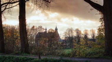 Hollandalı kalenin arkasında ağaçların muhteşem bir gökyüzü altında bir satırı görülebilir Doorwerth
