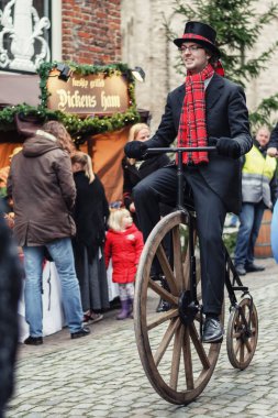 Deventer, Hollanda, 21 Aralık 2014: gösteri penny-farthing biniciler Deventer Hollanda Dickens Festivali sırasında