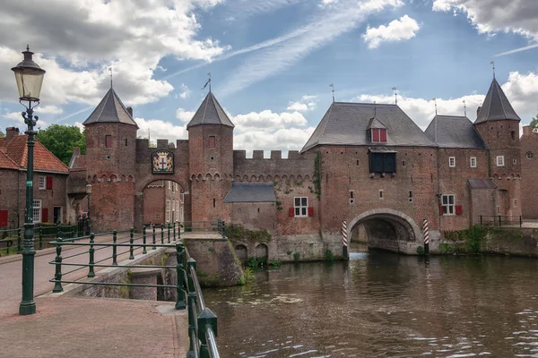 Kanál Eem Pozadí Středověké Brány Koppelpoort Městě Amersfoort Nizozemsku — Stock fotografie