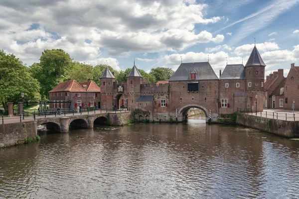 Canal Eem Con Fondo Puerta Medieval Koppelpoort Ciudad Amersfoort Los — Foto de Stock