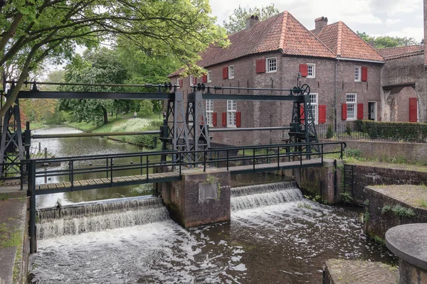 オランダのアメルス フォールトの市内の旧市街のすぐ外川 Eem でロック — ストック写真