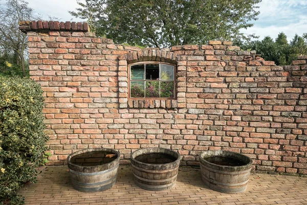 Старая Стена Разбитым Окном Тремя Бочками Наполненными Водой Парке Нидерландах — стоковое фото