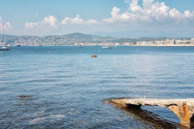 Juan-les-Pins, Fransa, 19 Eylül 2018: Juan-les-Pins, Fransız şehir otelleri ile Golfe Juan arka planda dinlenme kanocu