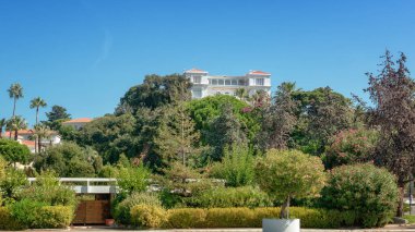 Juan-les-Pins, Fransa, 19 Eylül 2018: Güzel beyaz villa beach Resort Juan-les-Pins Fransa tepede