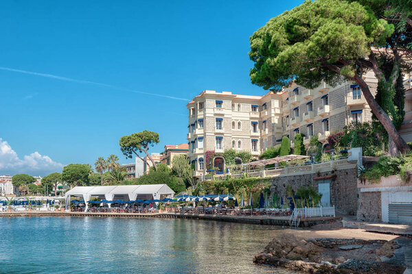 Канны, Франция, 15 сентября 2018 года: роскошный отель Belle Rives на пляжном курорте Жуан-ле-Пен
