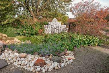 Appeltern, Hollanda, 29 Eylül 2017: Bahçe dekorasyon olarak Çince rakamlar ile bir süsleme ile güzel sonbahar renkleri