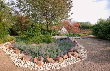 Appeltern, Hollanda, 29 Eylül 2017: Bahçe dekorasyon olarak Çince rakamlar ile bir kabartmalı güzel sonbahar renkleri.