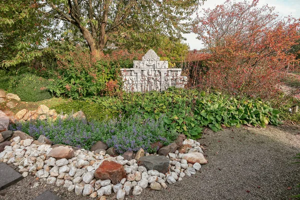 Appeltern, Hollanda, 29 Eylül 2017: Bahçe dekorasyon olarak Çince rakamlar ile bir süsleme ile güzel sonbahar renkleri