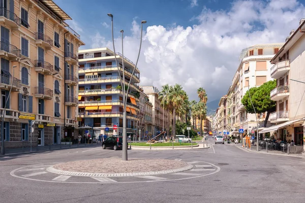 San Remo, İtalya, 18 Eylül 2018: San Remo İtalyan şehir merkezinde sokak Corso Augusto Mombello izlenimi