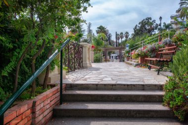 San Remo bir otelin önünde güzel çiçek bahçesi