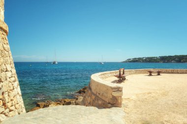 Sahil, Antibes Fransa ile Cap d'Antibes Yarımadası arka planda üzerinde bakış açısı.