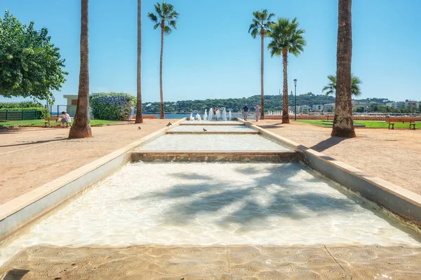 Vijver met fonteinen, gelegen aan de kust van Antibes — Stockfoto