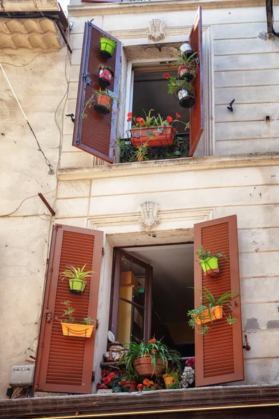 Okiennice domu w Antibes ładnie zdobią kolorowe doniczki — Zdjęcie stockowe