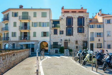 Eski ve yeni mimari alan Amiral de Grasse Antibes gezinti yolu üzerinde inşa edilen bina