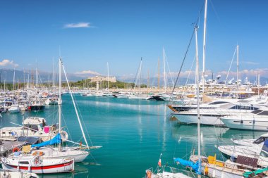 Bağlantı noktası Vauban Antibes Fransız town Fort Carre ile arka planda görüntüleyin