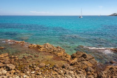 Deniz kıyısında Antibes, arka planda Cap d'Antibes Yarımadası ile kapalı görüntüleyin