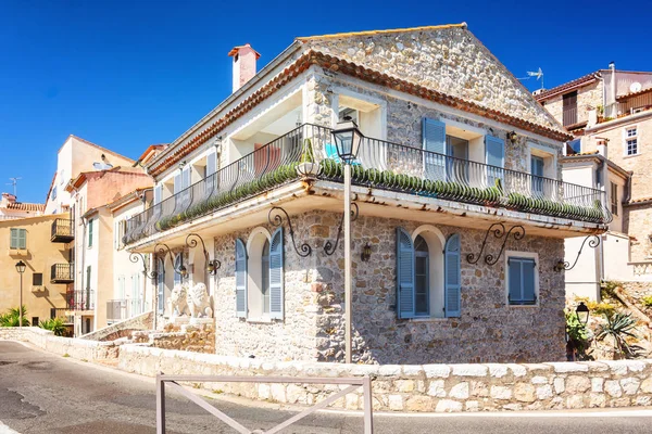 Aslanlar entran önünde iki heykelleri ile güzel villa