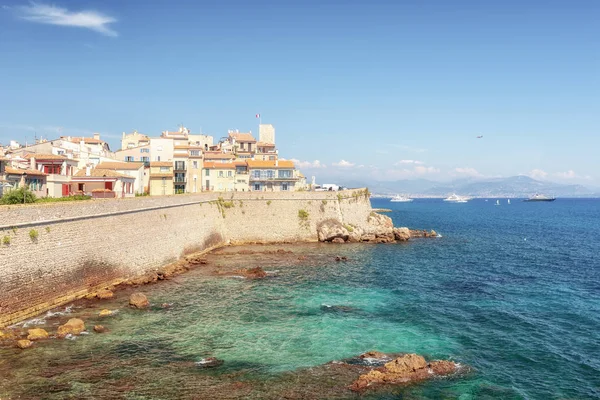 La antigua muralla de la ciudad a lo largo de la costa de la ciudad francesa de Antibes — Foto de Stock