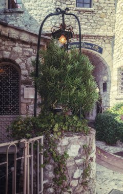 Otelin girişi, pitoresk Fransız köyü Èze 'deki altın keçi