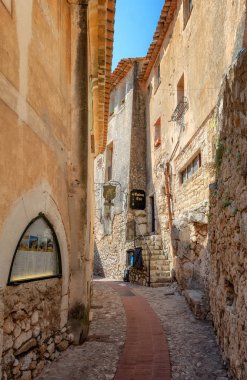 Güzel ortaçağ Fransız köyü Èze eski merkezinde dar sokaklar izlenimi
