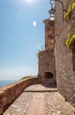 Güzel ortaçağ Fransız köyü Èze 'nin bulunduğu tepenin tepesine giden yol