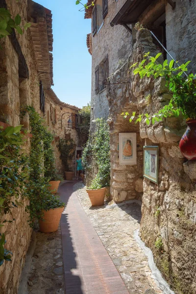 Impresión de las estrechas calles en el centro antiguo del pintoresco pueblo medieval francés de Eze — Foto de Stock