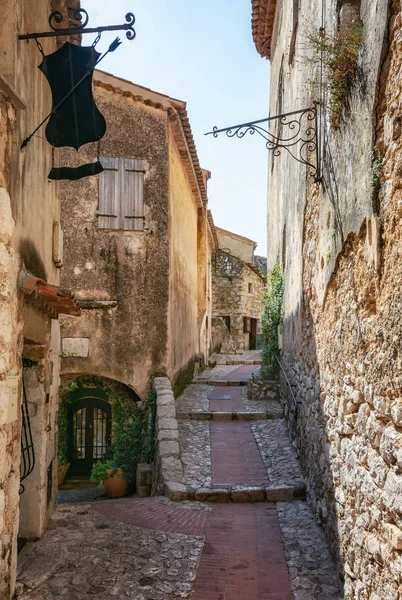 Impresión de las estrechas calles en el centro antiguo del pintoresco pueblo medieval francés de Eze — Foto de Stock