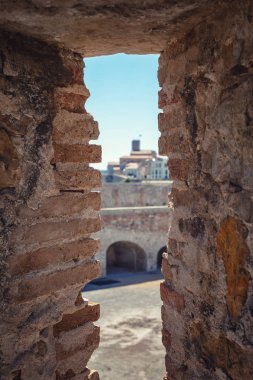 Eski merkezi bir görünüm ile Antibes eski şehir duvarında bir çekim deliği