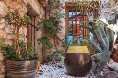  Dekorasyon için bitkilerin çeşitli eze pitoresk ortaçağ köyünün eski merkezinde eski bir evin önüne yerleştirildi