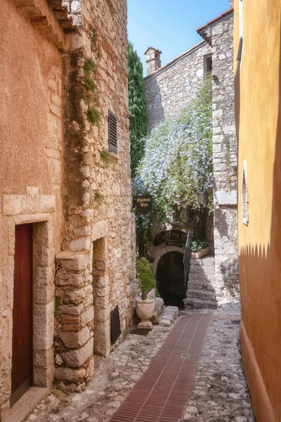 La entrada al restaurante Chateau Eza en una calle estrecha en el centro antiguo del pintoresco pueblo medieval de Eze — Foto de Stock