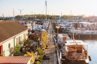 Zaandam'daki Druka marinasının iskelesi