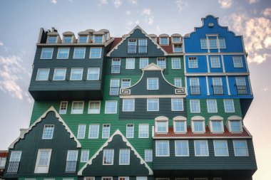 Tarihi Zaandam bilinen farklı cepheler dışında Zaandam merkezinde ünlü Inntel otel
