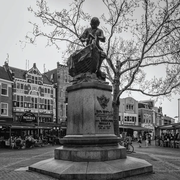 Zwart-wit foto van de tsaar Peter standbeeld in het centrum van Zaandam — Stockfoto