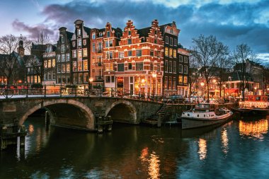 Gün batımında Hollanda Amsterdam eski merkezinde Brouwersgracht ve Prinsengracht köşesinde Güzel kanal evleri