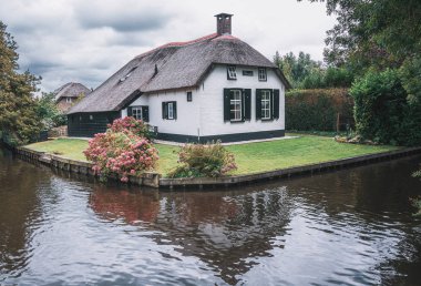 Hollanda köyü Giethoorn Cottage da Hollanda Venedik denir