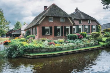 Hollanda köyü Giethoorn Cottage da Hollanda Venedik denir
