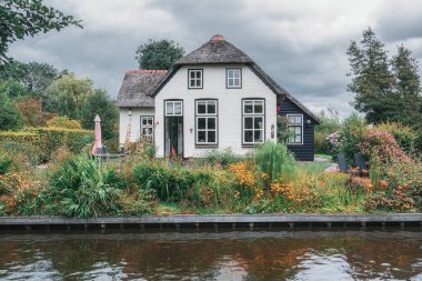 Hollanda köyü Giethoorn Cottage da Hollanda Venedik denir