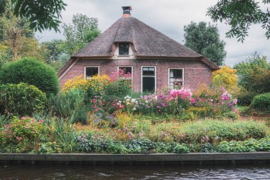 Hollanda köyü Giethoorn Cottage da Hollanda Venedik denir