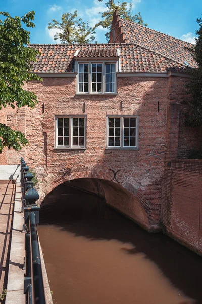 Binnendieze é um pequeno rio que está fechado dentro da cidade de Den Bosch — Fotografia de Stock
