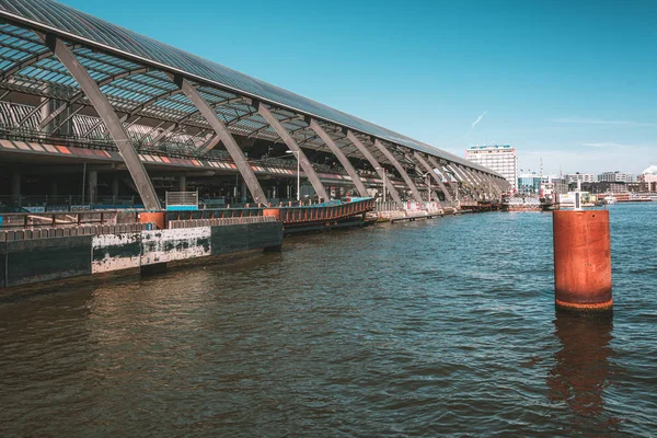 Lj nehri boyunca Amsterdam Merkez İstasyonu 'nun arka tarafında.