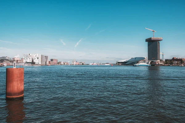 Arka planda Göz Film Müzesi ve Lookout gözlem platformu ile Amsterdam'da Ij nehri