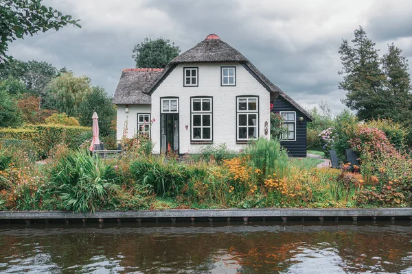 Hollanda köyü Giethoorn Cottage da Hollanda Venedik denir
