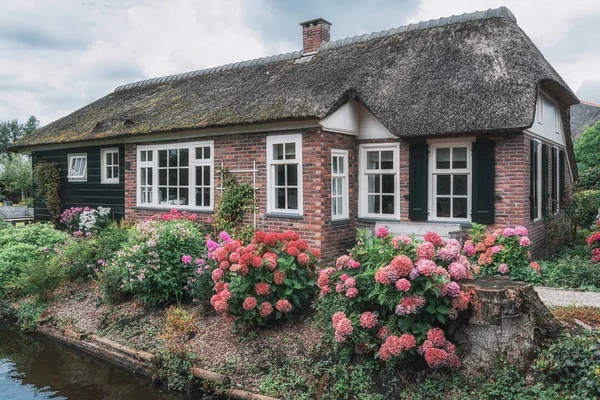 Casa de campo en el pueblo holandés Giethoorn también llamado la Venecia holandesa — Foto de Stock