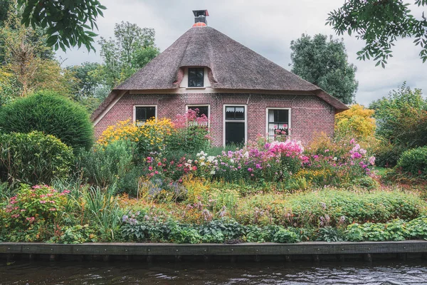 Hollanda köyü Giethoorn Cottage da Hollanda Venedik denir
