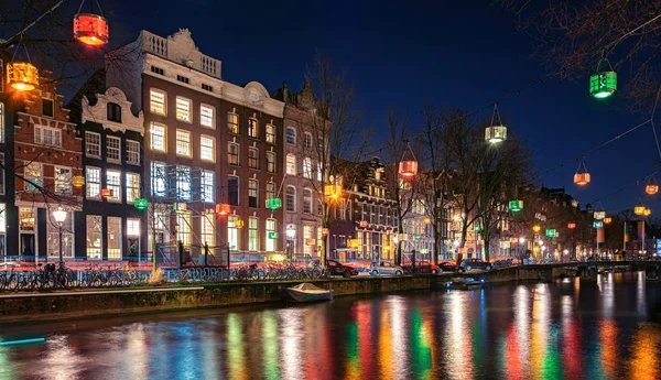 Linternas de colores sobre el Herengracht en el casco antiguo de Amste — Foto de Stock