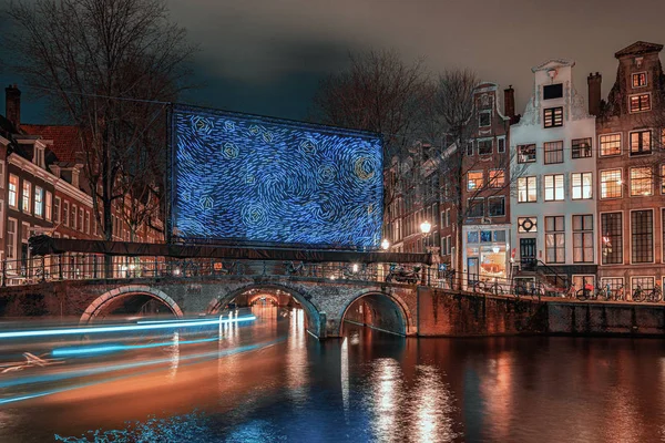 Amsterdam 'daki Herengracht üzerinde bir köprüye yerleştirilmiş dev mavi ışık nesnesi.